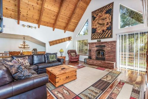 Oakhurst House | Stimboli Lodge- Sleeps 16 with tons of games and fun