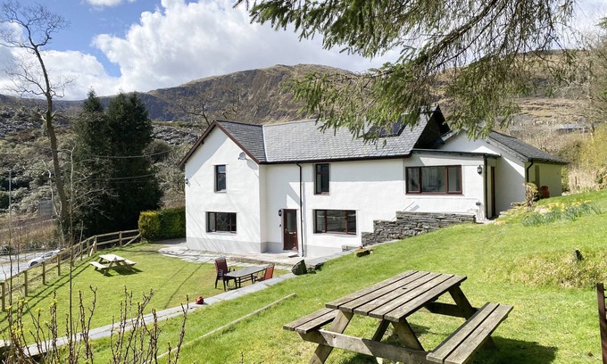 Rhiwbryfdir House | STINIOG LODGE, pet friendly, with open fire in Blaenau Ffestiniog
