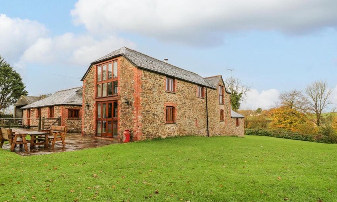 Clawton House | Stone Barn