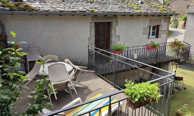 Florentin-la-Capelle House | Stone house in peaceful hamlet between Aubrac (Laguiole) and Lot valley