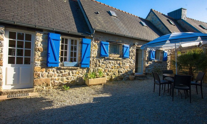 Crozon House | Stone house near beach between Crozon and Camaretnbed and toilet on ground floor