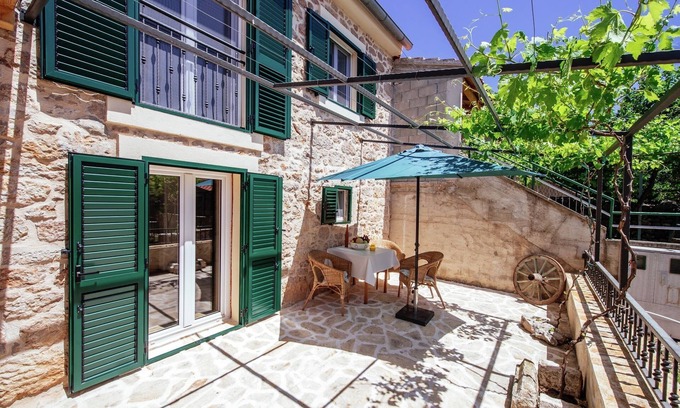 Zaton Obrovacki House | Stone house near river canyon