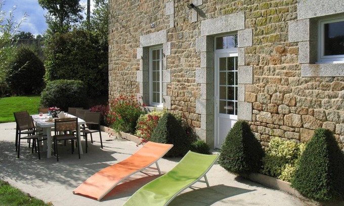 Chalandrey Cottage | Stone house with garden and games room