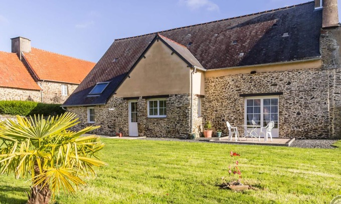 Saint-Lo Cottage | Stone house with large garden in Saint-Lô, near the stud farm
