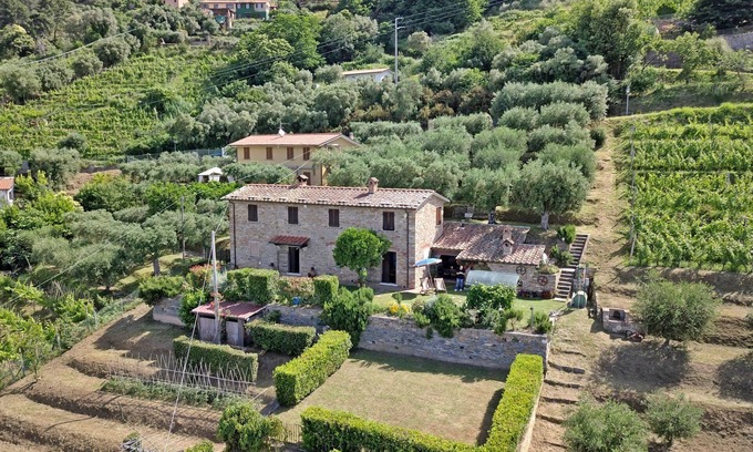 Ripa-Pozzi-Ponterosso Villa | Stone house with Sea View for 5 People above Forte dei Marmi, A/C, WiFi