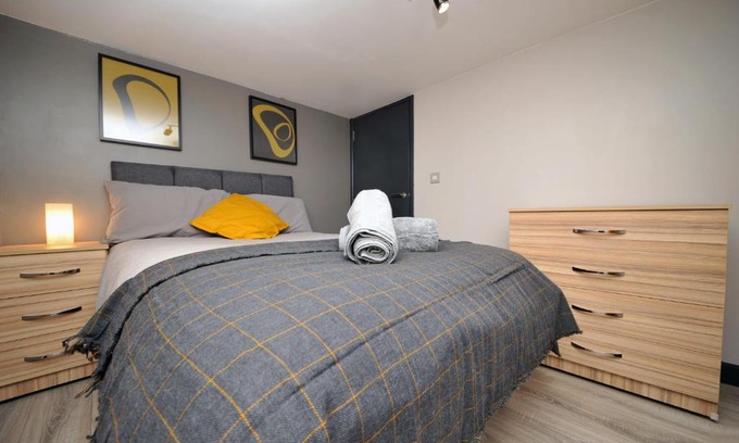 Castle Apartment | Stone's Throw City Centre - TV in every Bedroom!