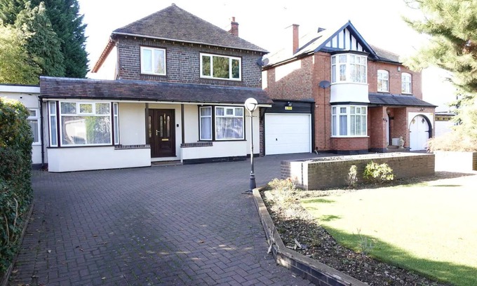 Stonnall House | Stoney Court, Sleeps 17, Near NEC, City Centre, BHX