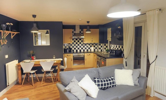 Swindon Apartment | Stop Check us Out