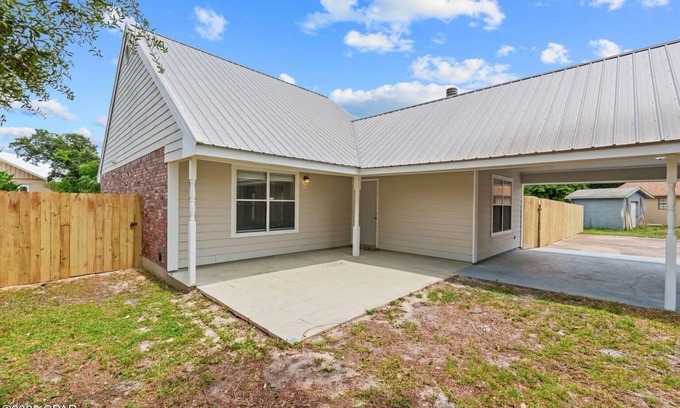 Sunnyside House | Storywood Beach Cottage 502-Quiet, Near Beach-Sleeps 9