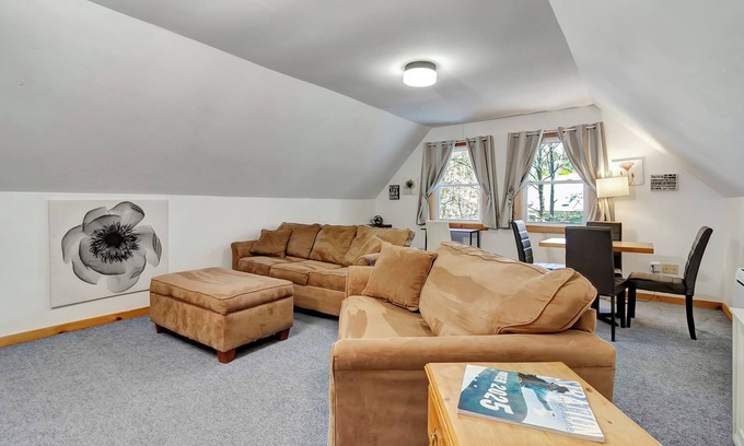 Jamaica House | Stratton; 5 min. Pikes Falls, 1 min. Fire pit, Pets welcome!