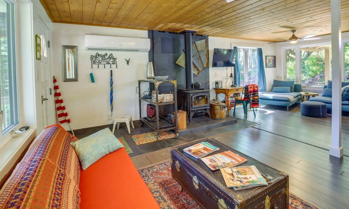 Strawberry Cabin | Strawberry Cabin Rental w/Deck & Mountain Views!