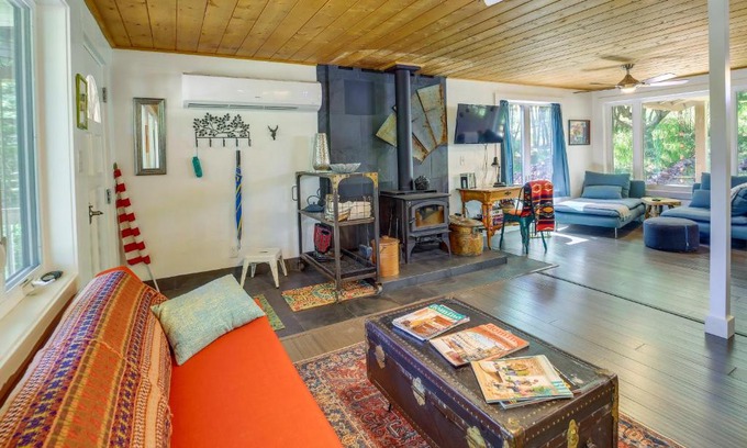 Strawberry House | Strawberry Cabin Rental with Deck and Mountain Views!