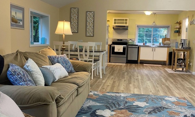 South Haven Cottage | Strawberry Hill cottage minutes from South Haven, Fire Pit, Bike Trail, Wineries