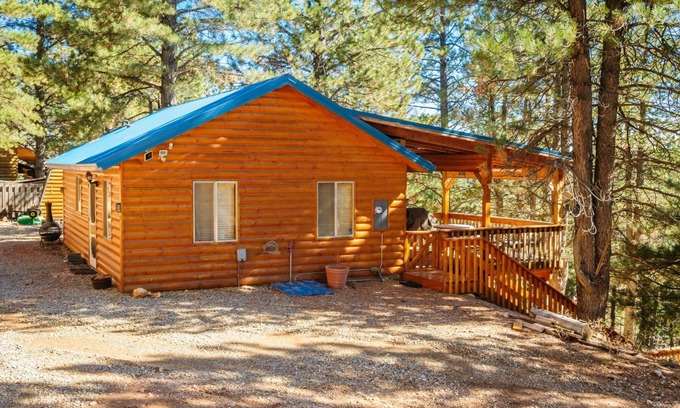 Duck Creek Village Cabin | Strawberry Patch - Centrally located in the Strawberry Point subdivision