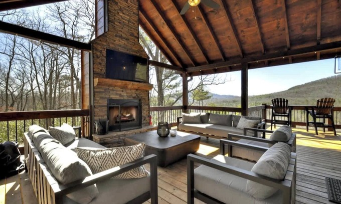 Mineral Bluff Cabin | Strawberry Sunset | Free Night Offer!