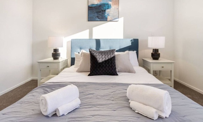 Upper Riccarton House | Stroll through the Park 2 bed 2 bath w/Carpark