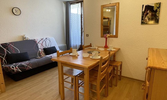 Puy-Saint-Vincent Apartment | Studio à Puy Saint Vincent 1700, 4 pers, balcon, proche pistes, parking, navette, TV, cuisine équipée - FR-1-330G-11