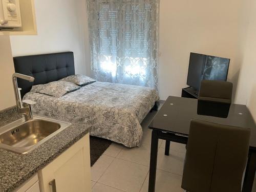 Mantes-la-Jolie Apartment | Studio 005