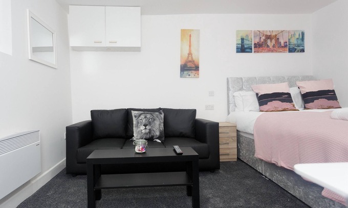 Harehills Apartment | Studio 2 mins walk from St James Hospital