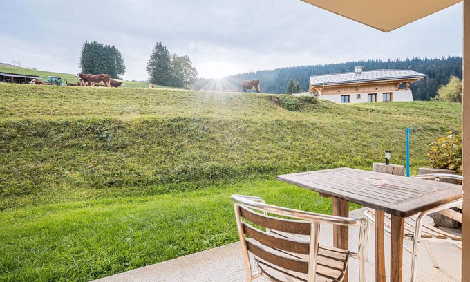 Cohennoz Apartment | Studio Apartment '3 - Le Rodhodendron' with Mountain View, Shared Garden and Wi-Fi