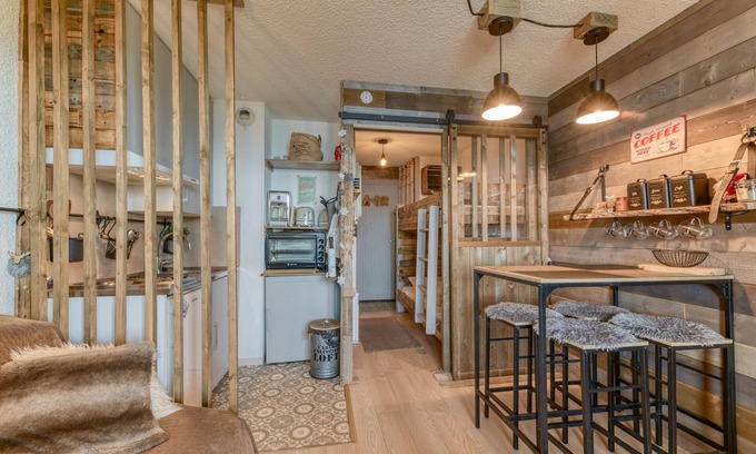 Eclose-Ouest Apartment | Studio Apartment 'Montagnard Vue Splendide' with Private Terrace, Balcony and Wi-Fi