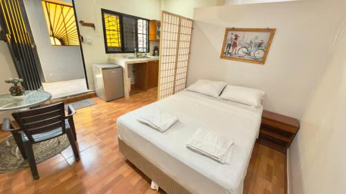 Calleria Apartment | Studio apartment with door to the street and air conditioning