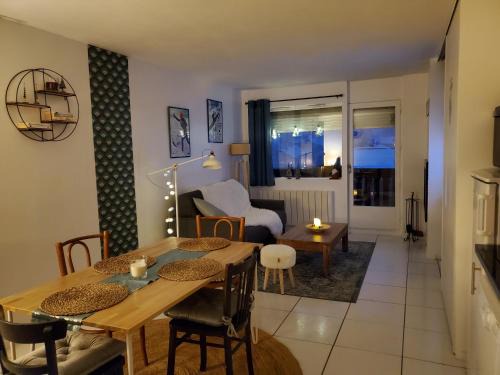 Les Carroz-d'Araches Apartment | Studio avec petit balcon et cheminée - Grand Massif