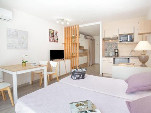 Saint-Raphael Apartment | Studio Climatisé pour 3, Face Est, à 50m Plage et Proche Commerces - FR-1-466A-23