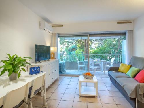 Saint-Raphael Apartment | Studio Climatisé Proche Plage et Commerces avec Balcon, Parking, et WiFi à Saint-Raphaël - FR-1-466A-32