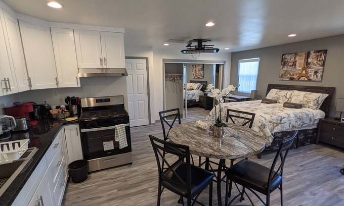 Canoga Park Apartment | Studio close to Kaiser/Northridge/West Hills/Tarzana hsptls