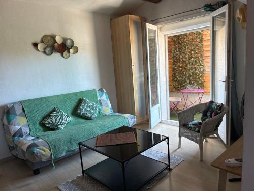 Martigues Apartment | Studio cosy équipé, deux couchages , près des collines de Martigues