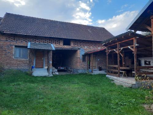 Turnu Ruieni House | Studio cu bucatarie , baie , scara interioara , etaj cu dormitor openspace , curte cu grill, terasa