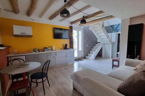 Serres-Castet Apartment | Studio du lac