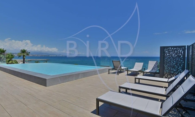 Villeneuve Loubet Beach Apartment | Studio feet in the water, friendly, cozy and unique.