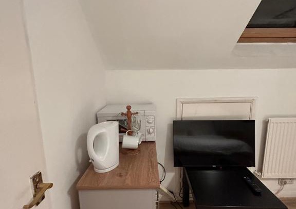 Bensham Manor Apartment | Studio Flat In Croydon