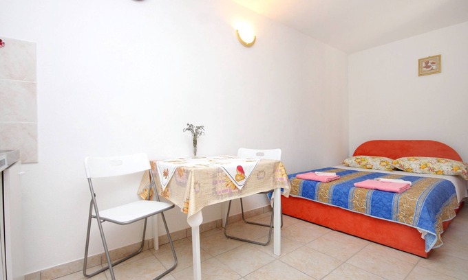 Valun Apartment | Studio flat with terrace Valun, Cres (AS-8081-b)