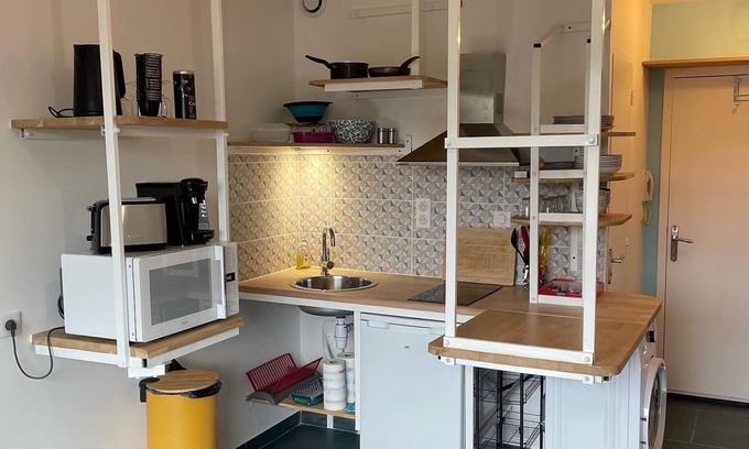 Saint-Georges-de-Didonne Apartment | Studio Apartment 'Industrialo' with Balcony and Wi-Fi