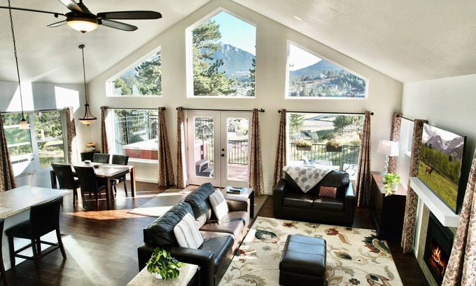 Estes Park Apartment | Studio House in Forest Setting-Stunning Views-Hot Tub-Fireplace-Coaster Passes