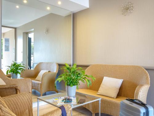 Saint-Raphael Apartment | Studio idéal centre-ville St-Raphaël, climatisé, proche plage et commerces, balcon, WI-FI, parking optionnel - FR-1-466A-35