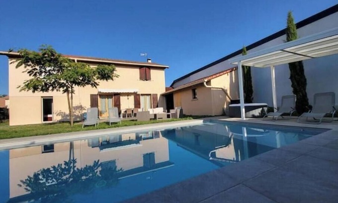 Jonage Apartment | Studio in a house with swimming pool.