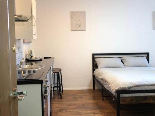 Bolton Apartment | Studio in Bolton town, Short stay studio 5,
