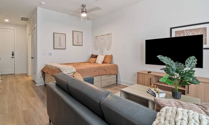 Neartown Apartment | Studio in Downtown Houston | Shared Pool & Gym