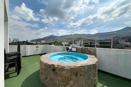 Cali Apartment | Studio in the Flora jacuzzi406