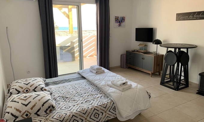 Bravone Apartment | Studio les Pieds Dans L'eau vue sur mer