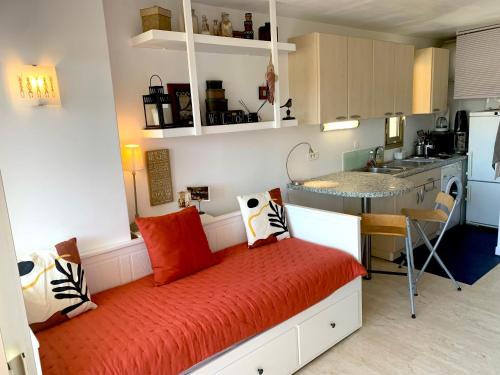 Sainte-Maxime City Centre Apartment | Studio Les Roses Marines