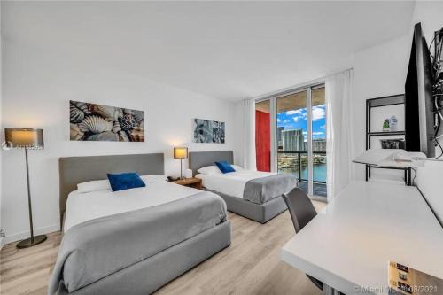 Hallandale Beach Apartment | Studio Miami Hallandale bw