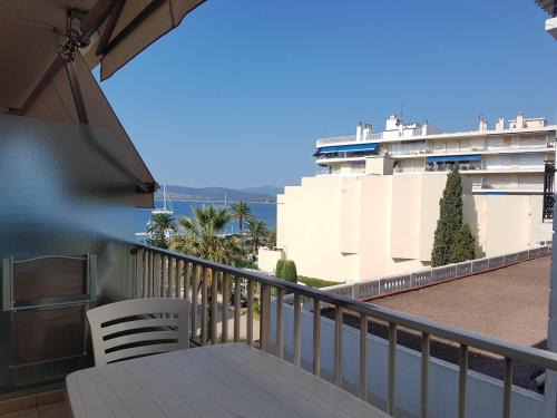 Saint-Raphael Apartment | Studio proche plage et commerces avec clim, Wi-Fi et balcon - FR-1-466A-30