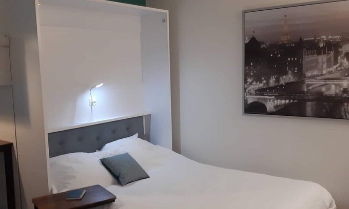 Noisy-sur-Ecole Apartment | Studio sleeping up to 4 in Forêt des 3 Pignons