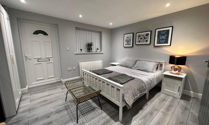 Luton Apartment | Studio - Sleeps 2 - Parking - Wifi