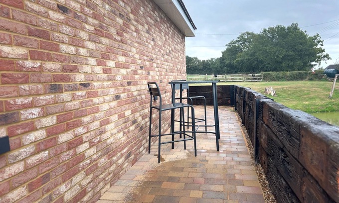 Tenterden Apartment | Studio - Sleeps 3 & Free Parking